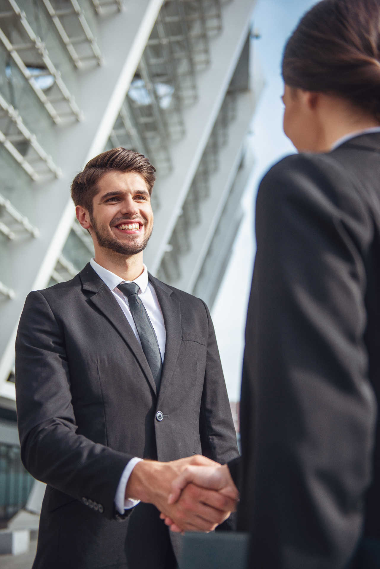 Erfolgreicher Handschlag zwischen Recruiter und Bewerberin